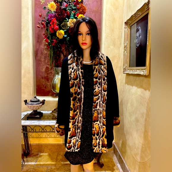 Beautiful St John Collection Knitted Sweater - Picture 1 of 6